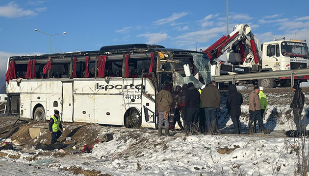 Otobüs devrildi: Ölü ve yaralılar var