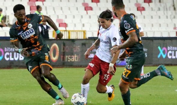 Alanyaspor, 1 puanı uzatmalarda kurtardı