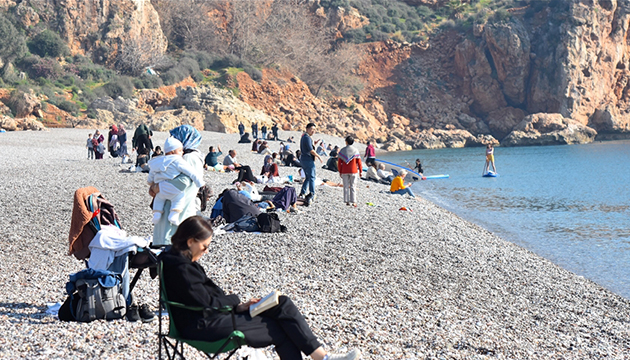 Antalya da sahiller doldu, taştı