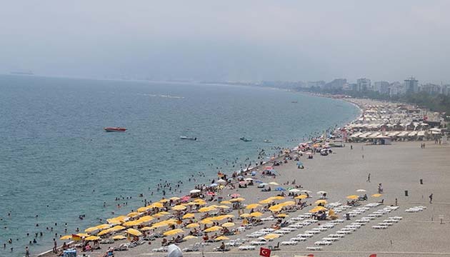 Antalya’da sıcak hava ve nem bunalttı