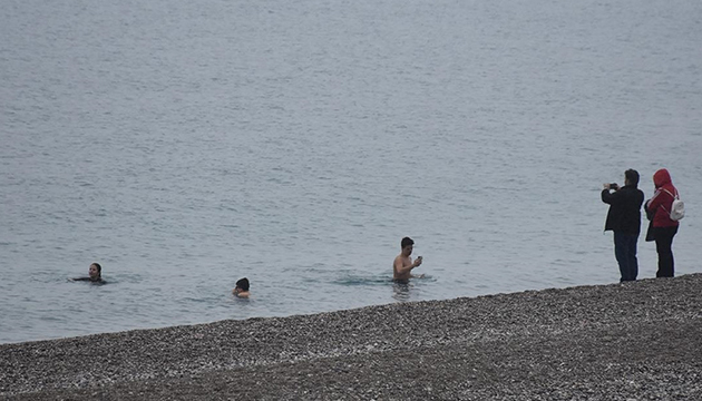 Antalya da yağışa rağmen deniz keyfi