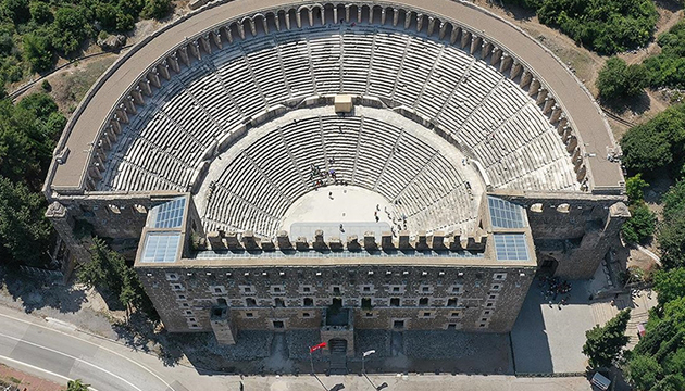 Aspendos Antik Tiyatrosu nda açılış konseri