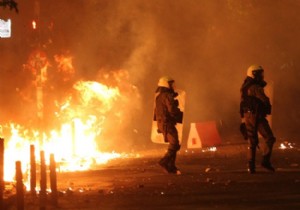 Atina da göstericilerle polis arasında çatışma çıktı!