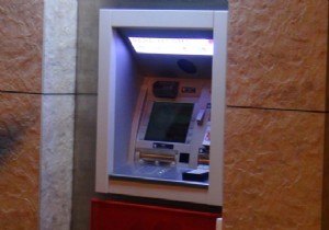 ATM ye yerleştirilen düzeneği öğrenciler fark etti!