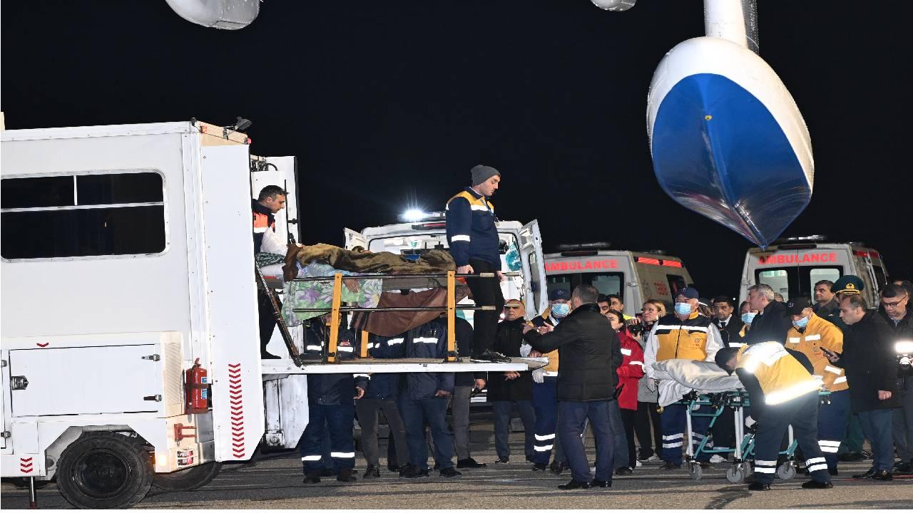 Kazakistan da düşen uçaktan kurtulan 14 Azerbaycan vatandaşı Bakü ye getirildi