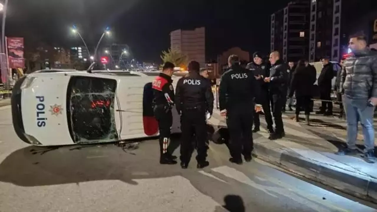 Polis aracı ve otomobil çarpıştı