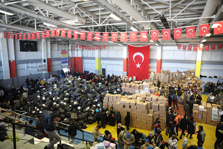 Depremzedelere duygulandıran bağış