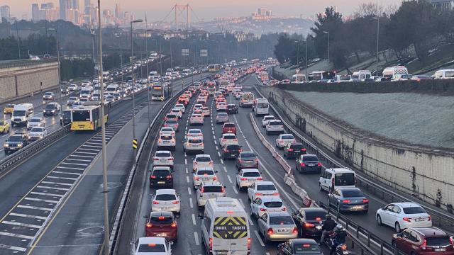 İlk iş gününde trafik yoğunluğu