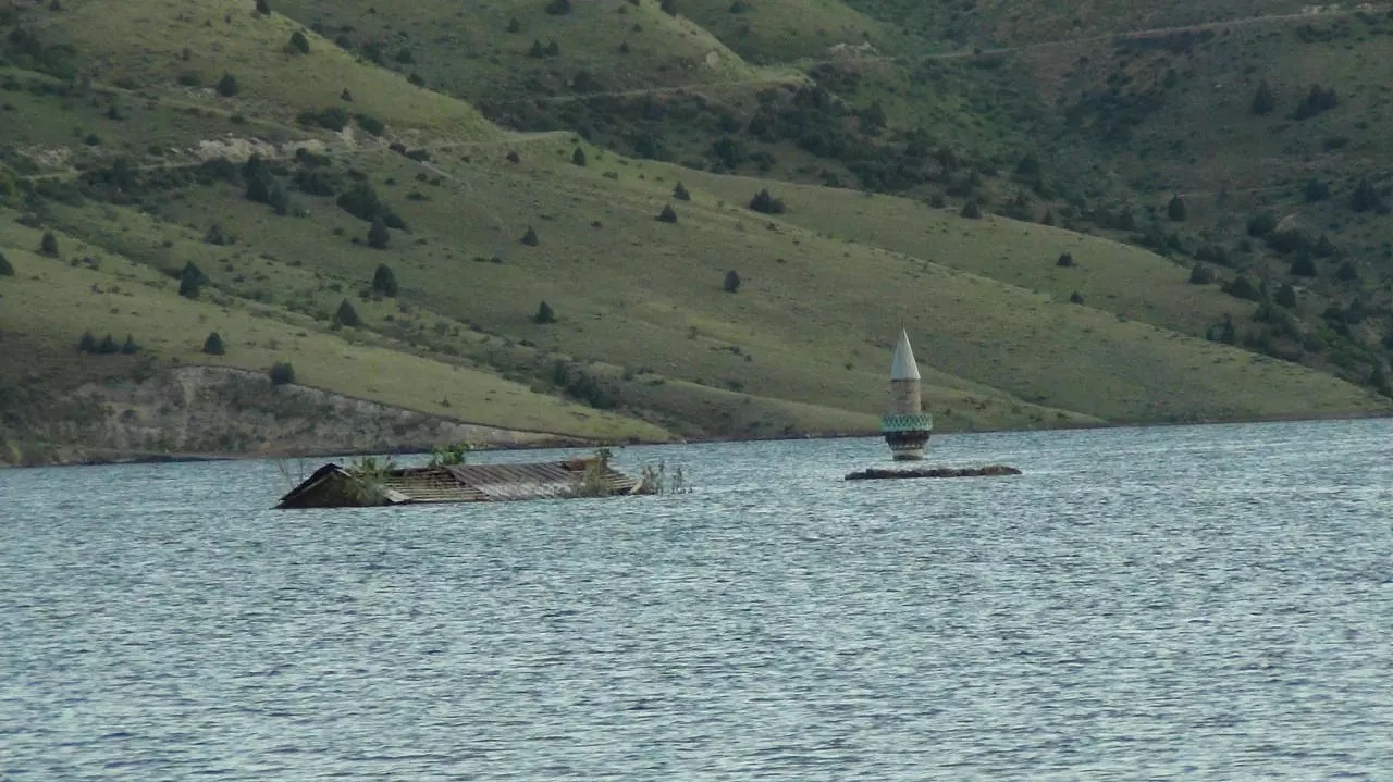 Kars ta köy sular altında kaldı