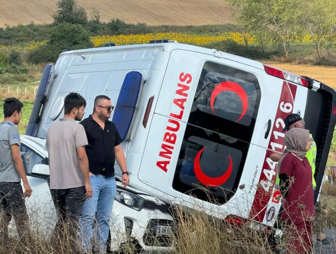 Ambulans otomobilin üzerine devrildi