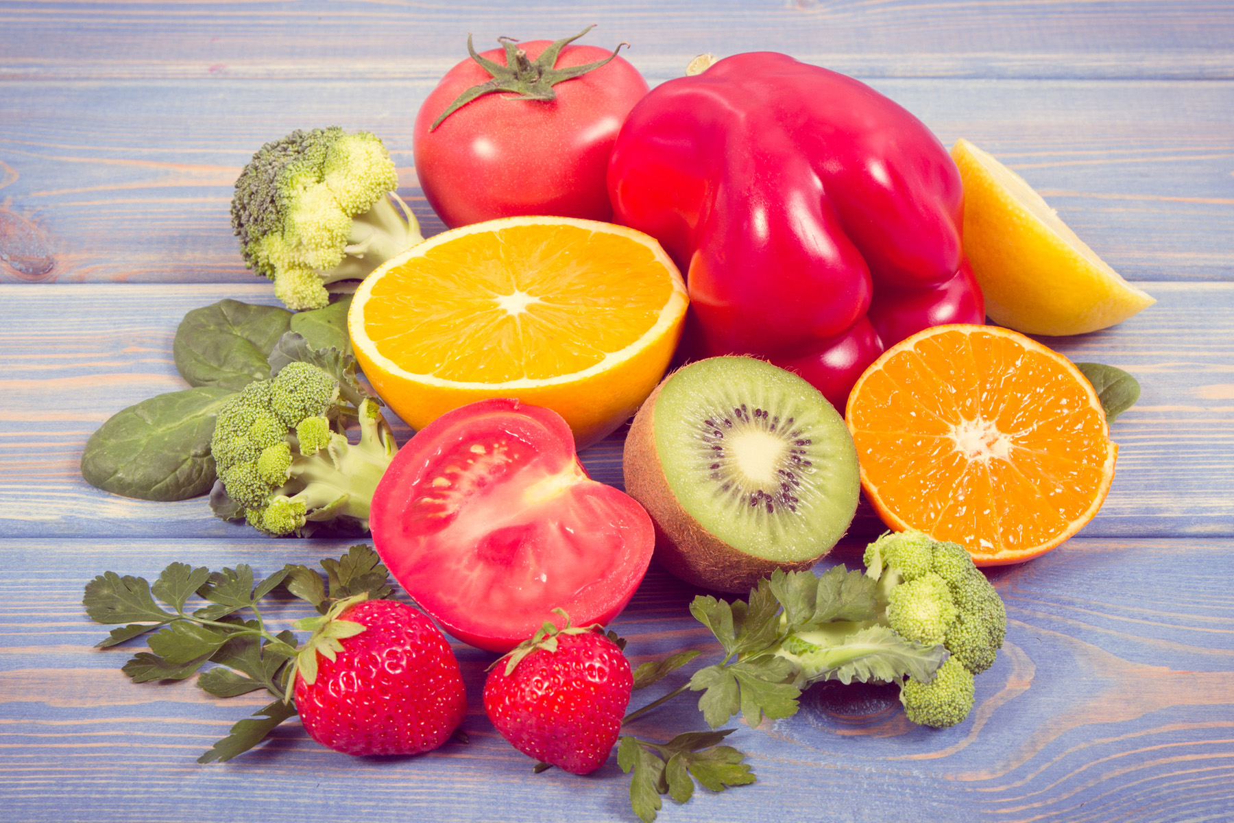 Витамины. Витамины в фруктах. Витамины фото. Натуральные витамины из фруктов и овощей. Что такое витамины.