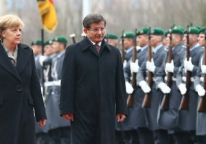 Başbakan Ahmet Davutoğlu resmi törenle karşılandı!