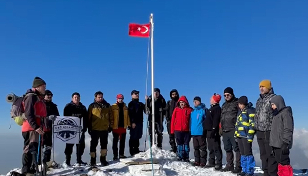 Amanos Dağları ndaki yıpranan Türk bayrağı değiştirildi