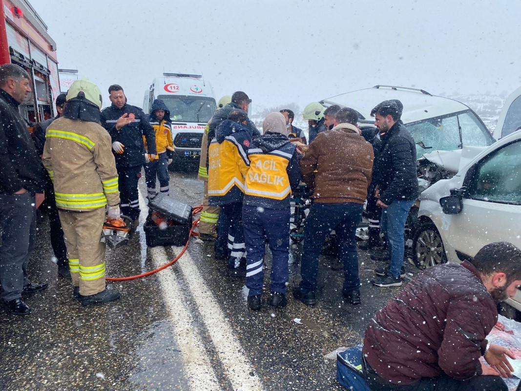 Feci kaza: Kafa kafaya çarpıştılar!