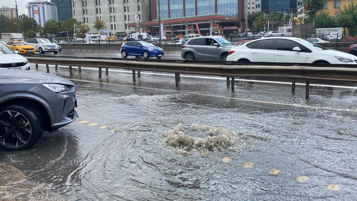 İstanbul da yollar göle döndü