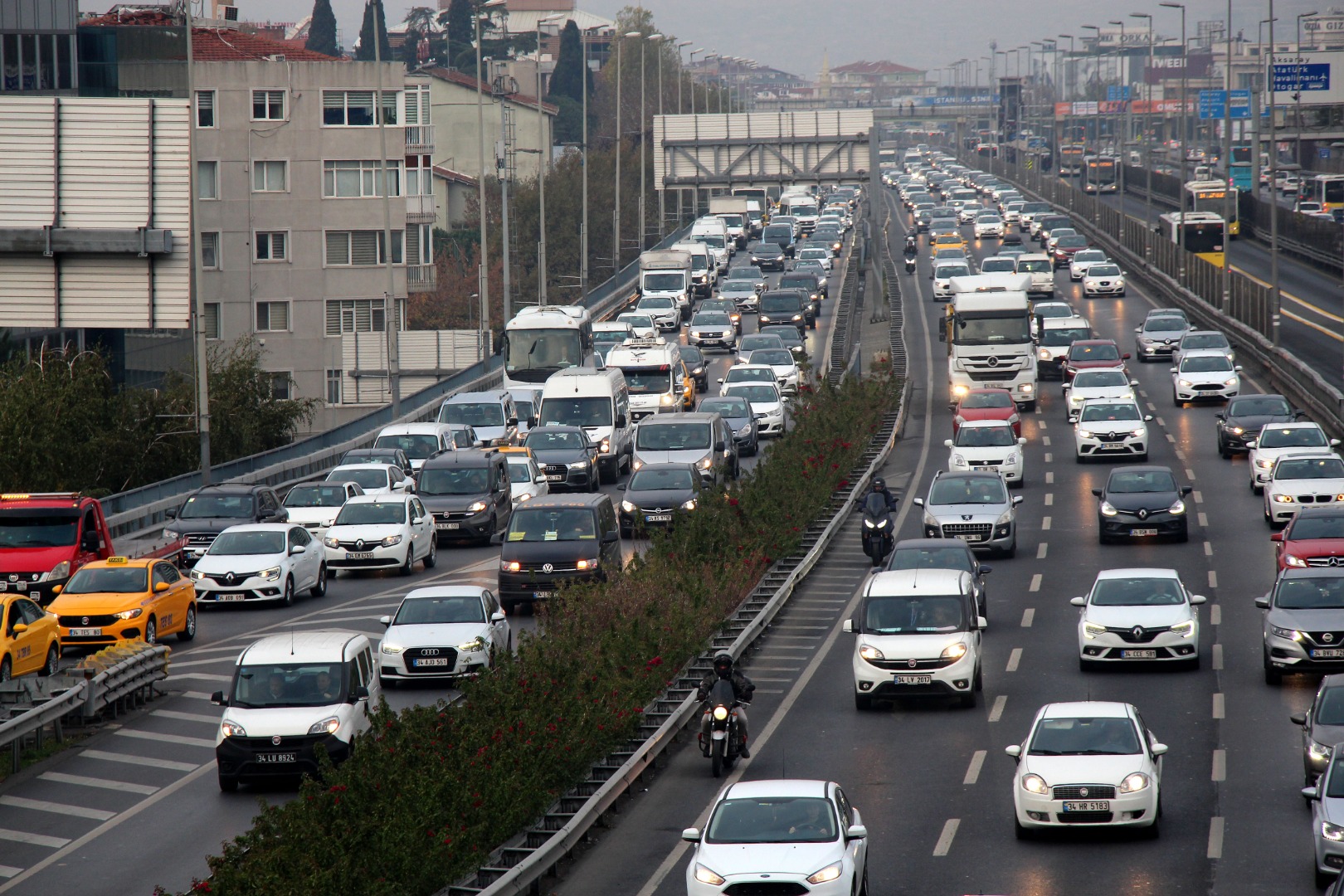 İstanbul trafiği kilitlendi