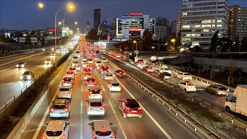 İstanbul da trafik yoğunluğu arttı
