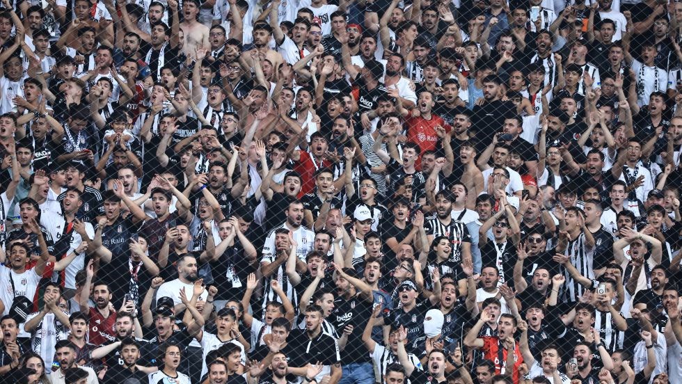 Beşiktaş tribünlerinden  istifa  sesleri yükseldi