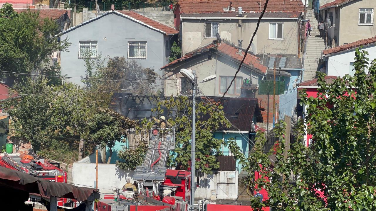 İstanbul da yanan gecekondu kullanılamaz hale geldi