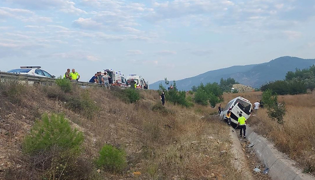 Minibüs devrildi, çok sayıda yaralı var