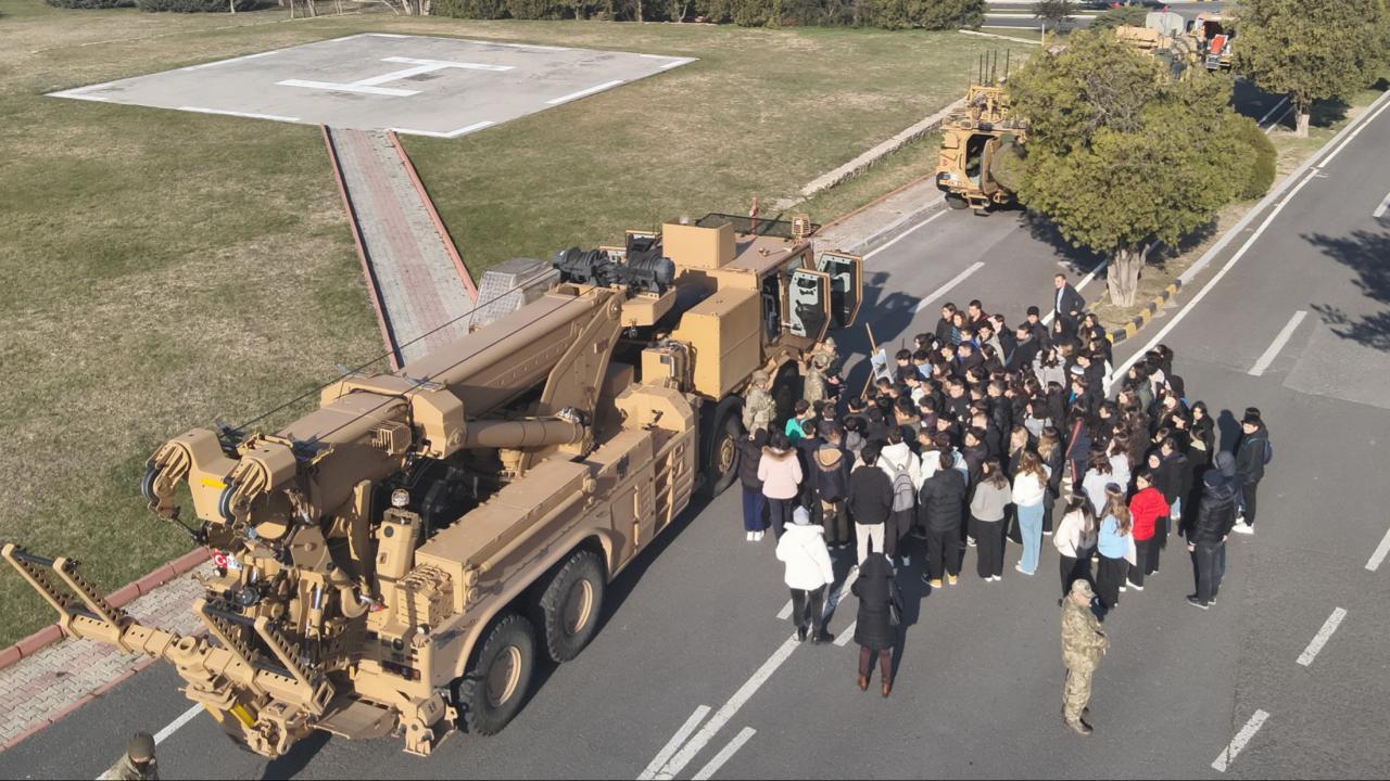 Mehmetçik öğrencileri birliklerde ağırladı