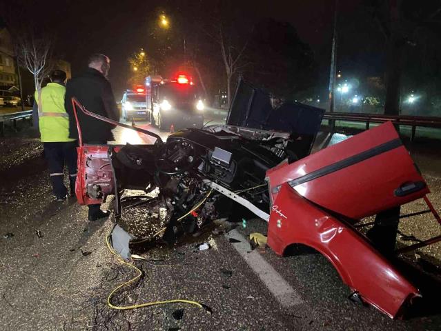 Feci kaza! Belediye otobüsüne çarpan otomobil ikiye bölündü