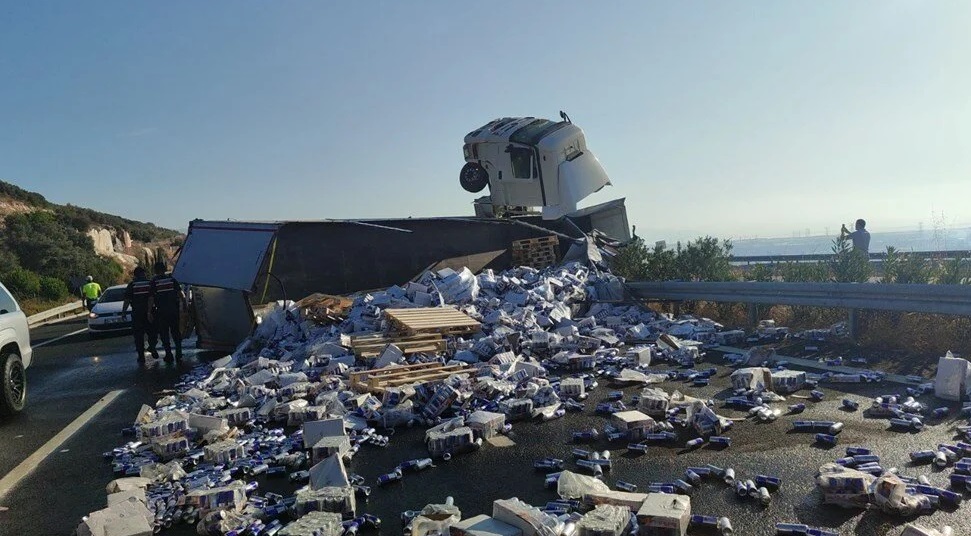 Bursa da TIR devrildi, 25 ton enerji içeceği yola saçıldı