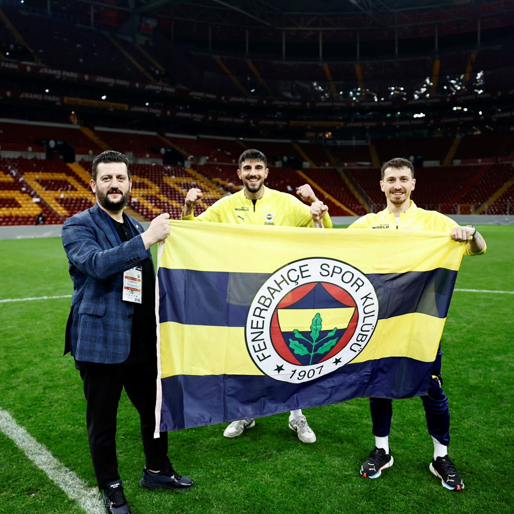 Fenerbahçeli futbolcular RAMS Park ta bayrak açınca olanlar oldu