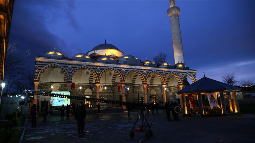 Teröristlerin yaktığı cami ibadete açıldı