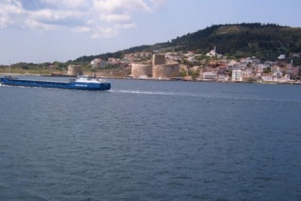 Çanakkale de gemi karaya oturdu