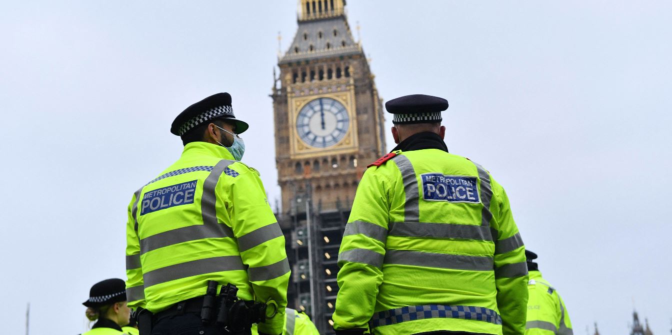 Londra da polisler geçinmek için ek iş yapıyor