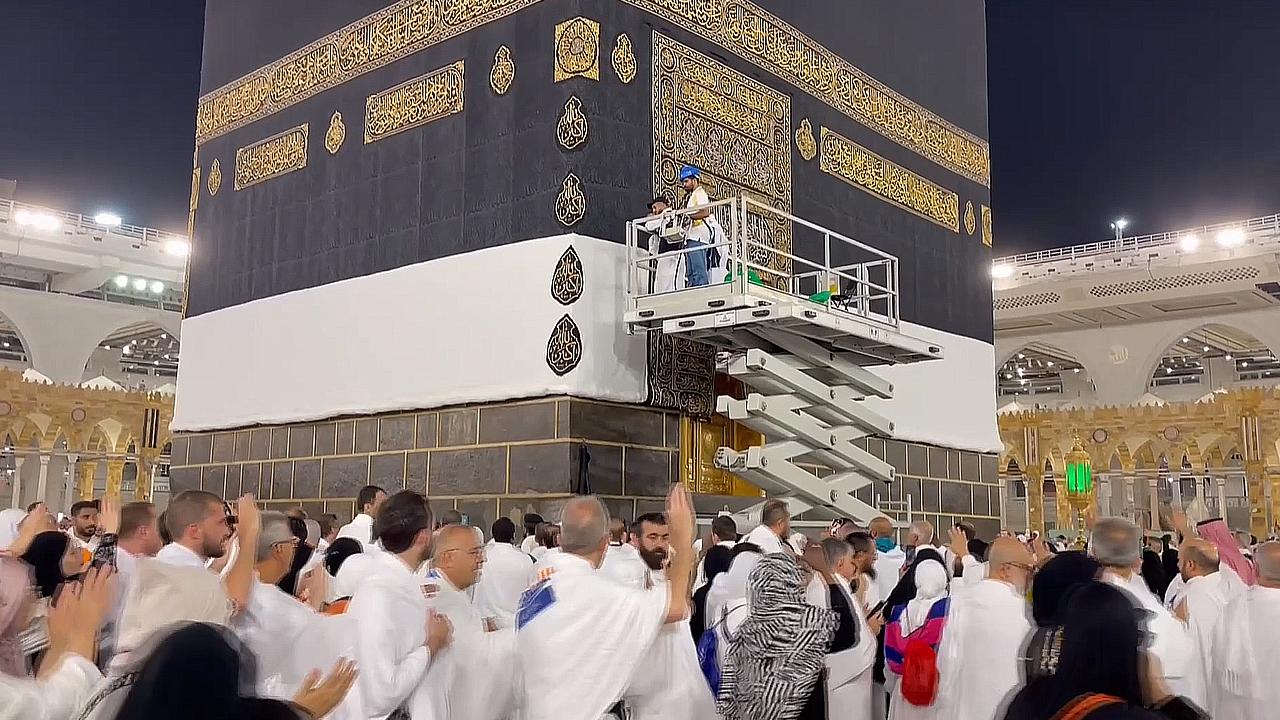 Kabe nin örtüsü bayramdan önce temizlendi