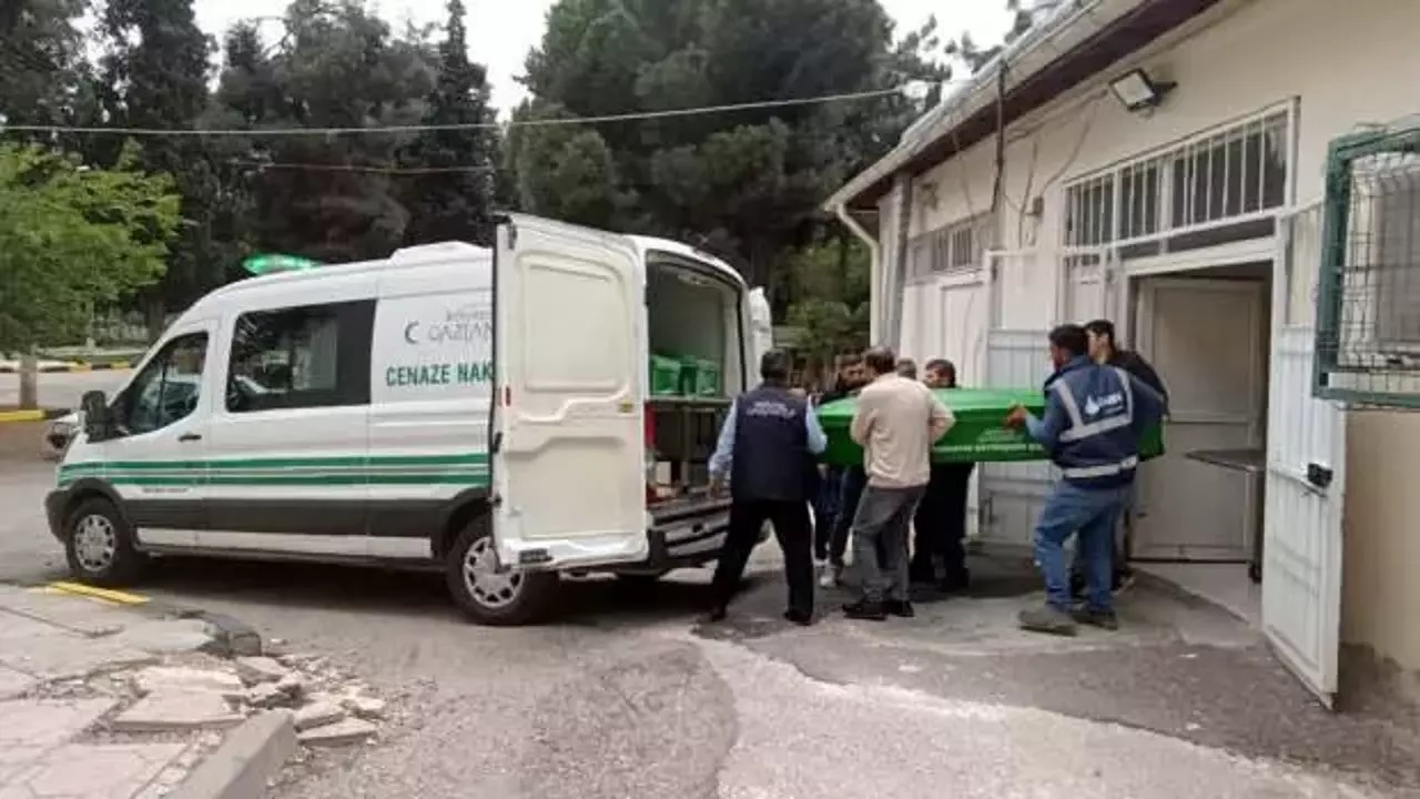 Polis aracından atlarken öldü