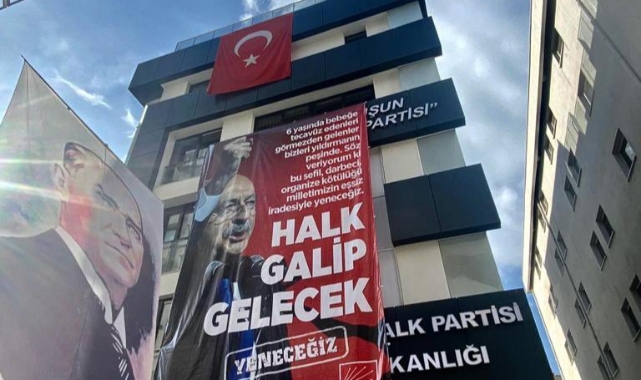 CHP il binalarına dev pankart!