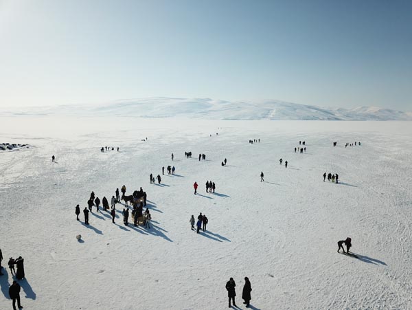 Buz tutan Çıldır Gölü ne turist akını