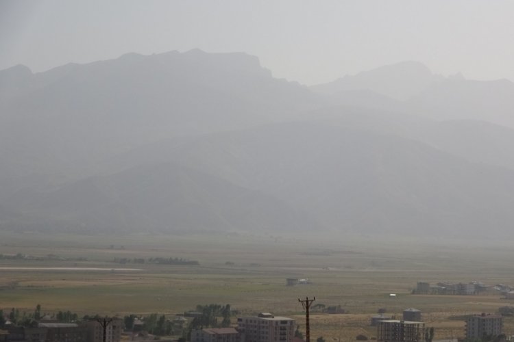 Toz taşınımı Hakkari yi vurdu: Cilo Dağları kayboldu