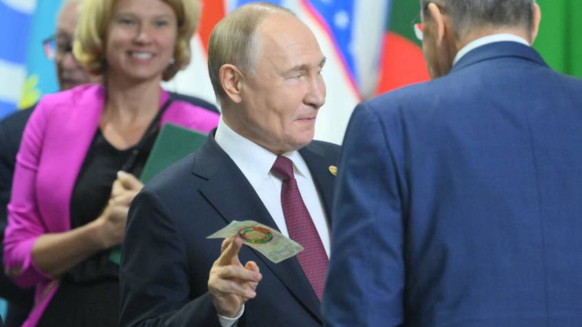 Putin in elinde BRICS banknotu