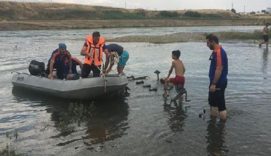 Dicle Nehri nde mahsur kalan 16 kişiyi AFAD kurtardı