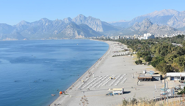 Antalya da güneşli havayı görenler sahillere koştu