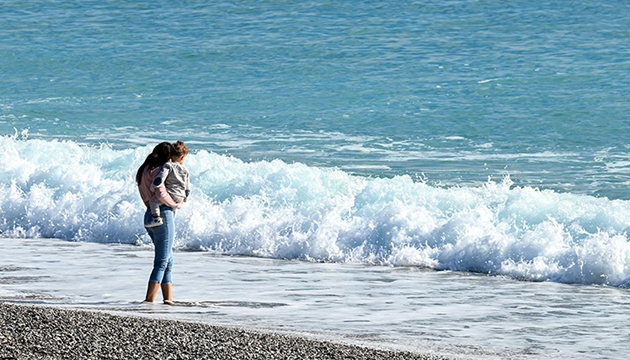 Antalya da güneşi görenler denize girdi