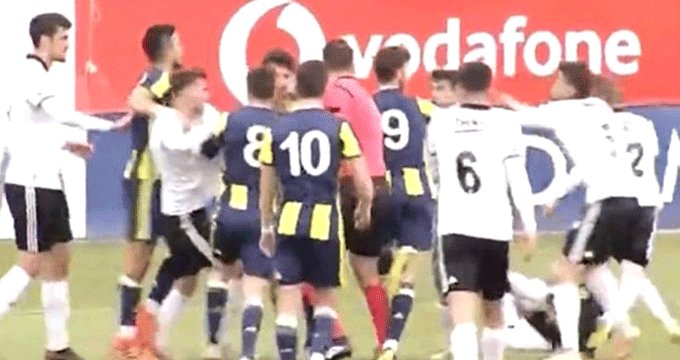 U21 derbisinde saha karıştı