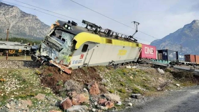 Adana da yük treni raydan çıktı!