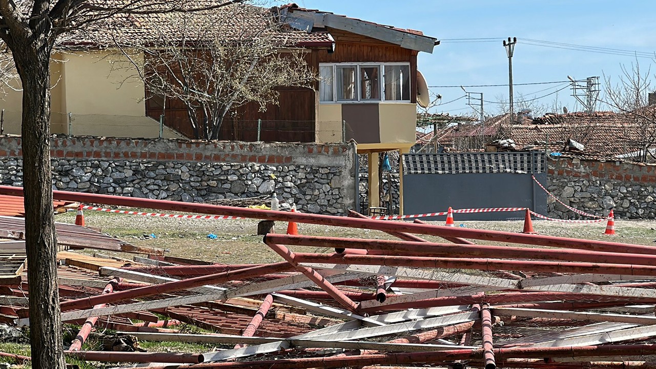 Altınlarını çaldıkları yaşlı kadını bıçaklayıp yaktılar