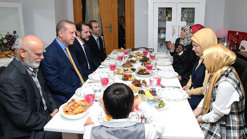 Erdoğan şehit ailesiyle iftar yaptı