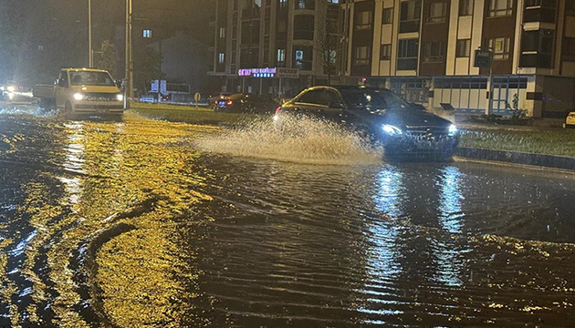 Şiddetli sağanak ve rüzgar hayatı olumsuz etkiledi