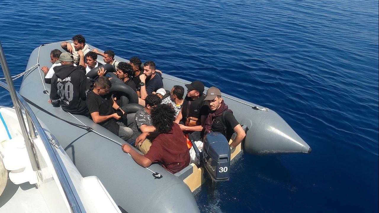 Muğla da sürüklenen bottaki 24 düzensiz göçmen kurtarıldı