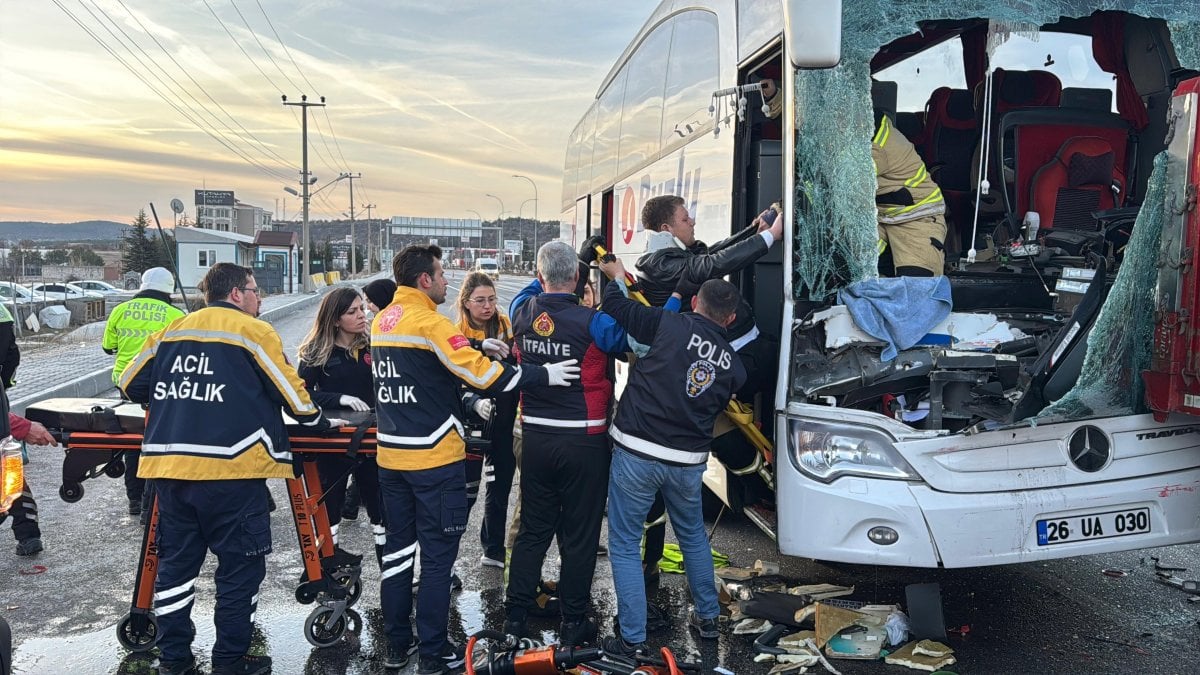 Kütahya da yolcu otobüsü TIR a çarptı: 14 kişi yaralandı