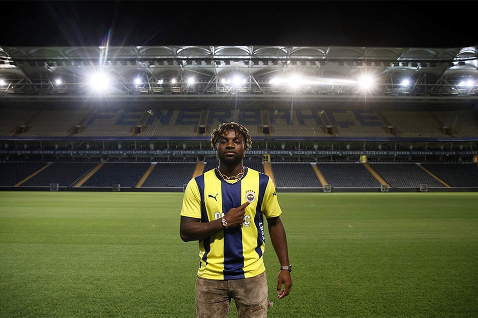 Allan Saint-Maximin resmen imzayı attı