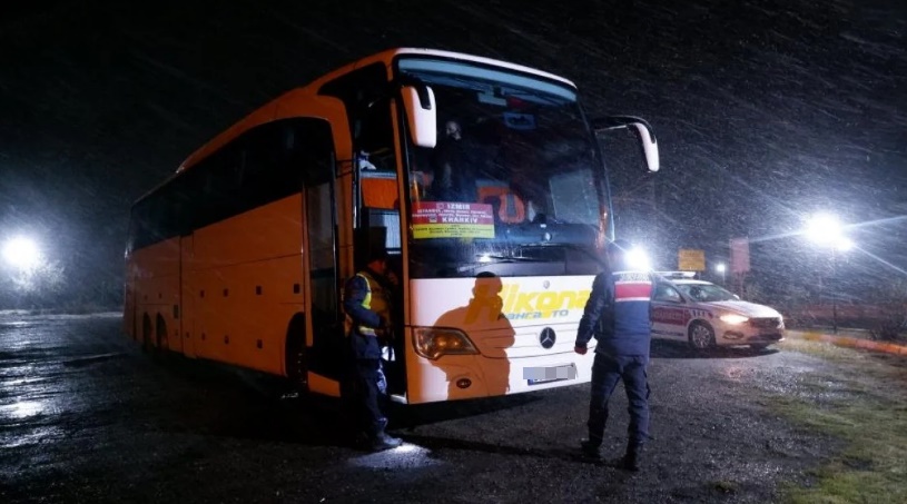 Polis servis aracı ile otobüs çarpıştı: 11 yaralı!