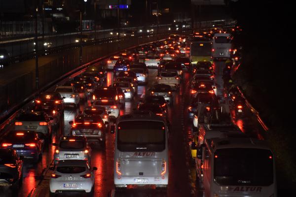 İstanbul da akşam saatlerinde trafik durma noktasına geldi
